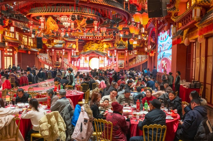 新年を祝う金の蛇　中國(guó)各地で春節(jié)行事