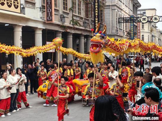 広東省汕頭市內で行われた春節(jié)を祝う竜舞（1月31日撮影?阿彬）。