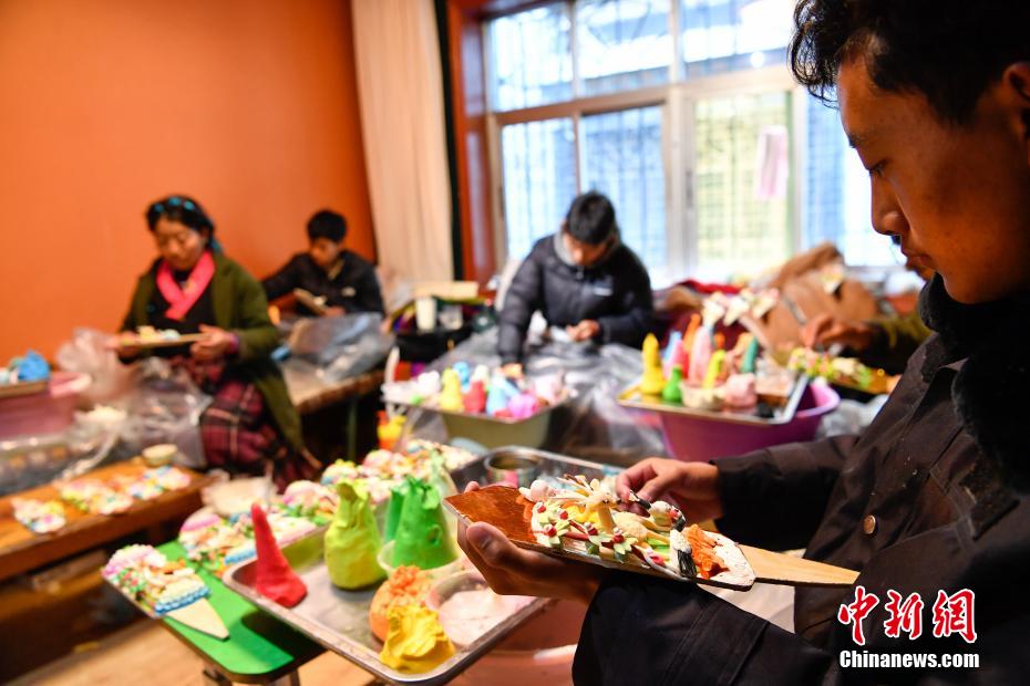 蔵暦新年を控え「酥油花」の制作に追われる職人　西蔵?拉薩