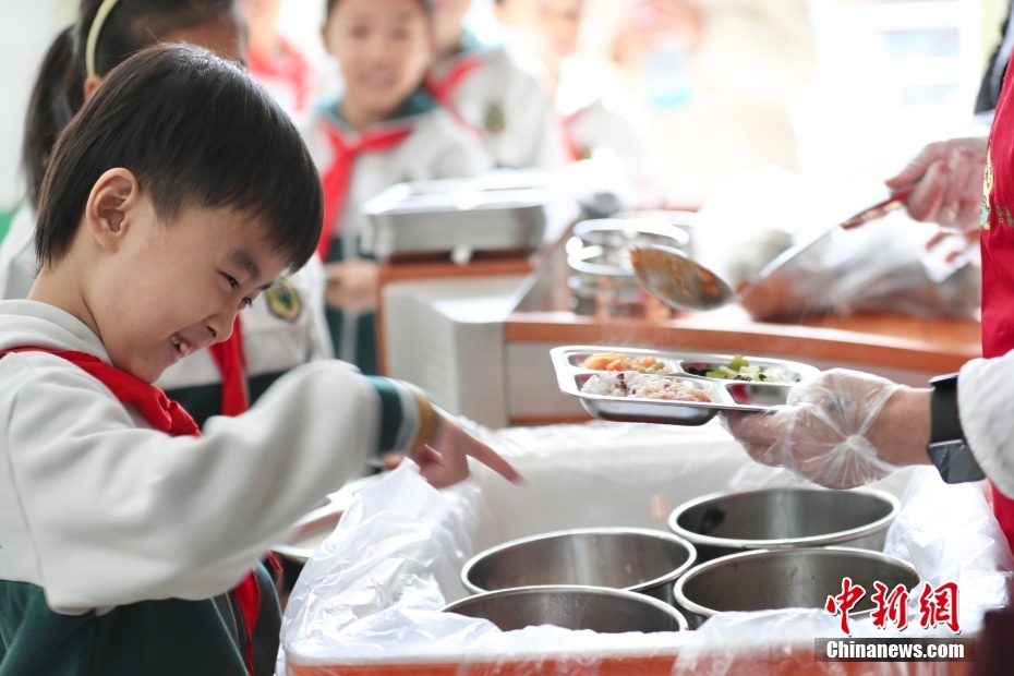 新學(xué)期最初の給食を楽しむ　北京