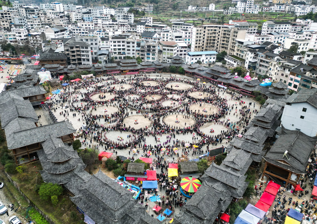 苗族の伝統(tǒng)的な踴り「蘆笙舞」で祝う「甘囊香」蘆笙節(jié)　貴州省凱里