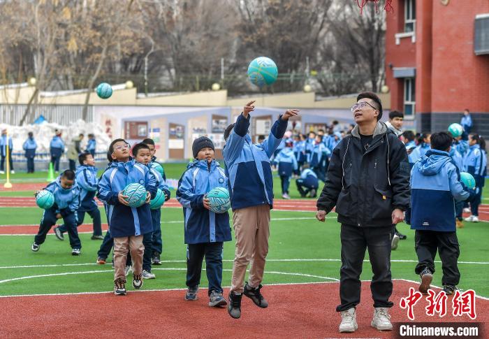 新學(xué)期スタートした小學(xué)校で休み時間が延長に　新疆?烏魯木斉