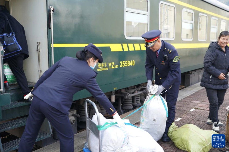 乗客の荷物の農(nóng)産物を積み込む6064號の乗務(wù)員（2月17日撮影?邵瑞）。