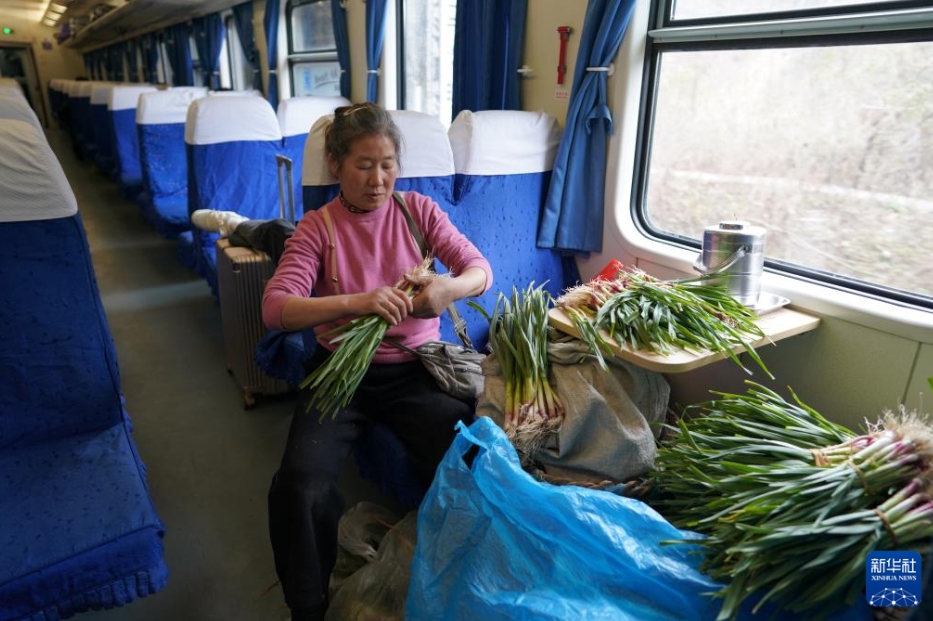 山岳地帯の秦巴山區(qū)を走る鈍行列車