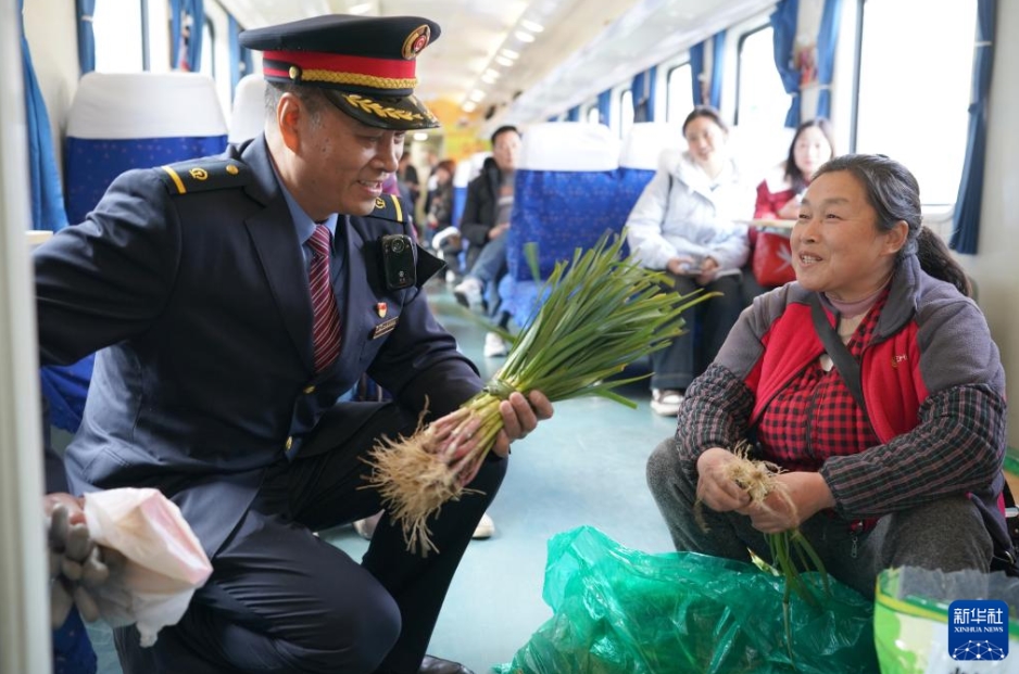 山岳地帯の秦巴山區(qū)を走る鈍行列車