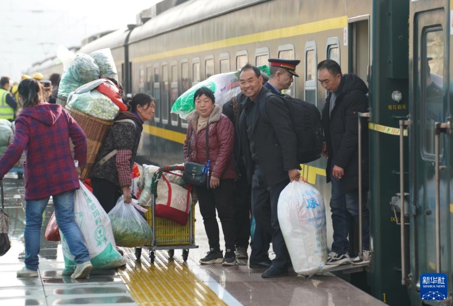 山岳地帯の秦巴山區(qū)を走る鈍行列車