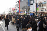 東日本大震災(zāi)後初の出勤日　列車の本數(shù)削減で長(zhǎng)い列