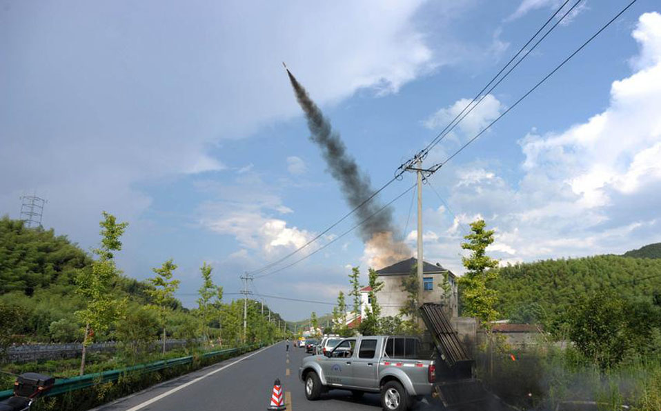 杭州で人工降雨を?qū)g施　気溫低下のため