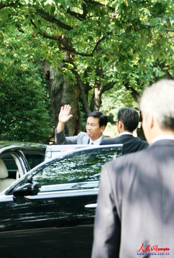 靖國神社を參拝した後にメディアに手を振り、「イメージづくり」に躍起の保守政治家。