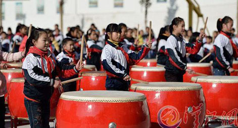 小學(xué)校で鳴り響く伝統(tǒng)大鼓