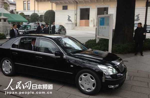 靖國(guó)神社を出る安倍首相を乗せた車(chē)