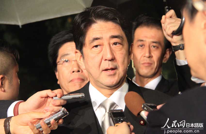 2012年參拝後に取材に応じる安倍氏