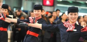 春運(yùn)初日　空港でCAが「フラッシュモブ」