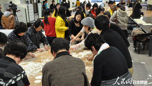 北陸大學(xué)孔子學(xué)院で中日の教員?學(xué)生が舊正月を祝う