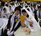 約2500組のカップルが參加した集団結(jié)婚式＝韓國(guó)