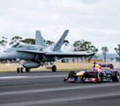 F1レーシングカーが戦闘機(jī)に「挑戦」　互角の勝負(fù)