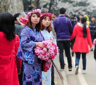 日本の浴衣姿で武漢大學(xué)で花輪を売る女性