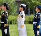 解放軍初の女性儀仗隊(duì)員、訓(xùn)練の様子を?qū)懻妞枪_