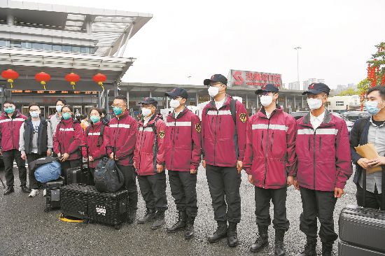 深セン灣通関地に集まった中國大陸部の香港支援疫學(xué)専門家グループ。