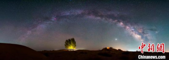 寧夏回族自治區(qū)で撮影された美しい星空（撮影?葉暁旭）。