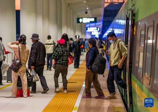 雲(yún)南省?勐臘駅で高速列車から下車する乗客（1月14日撮影）。