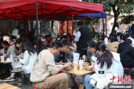 2月26日、多くの客で賑わう柳州市のあるタニシ麺の店（撮影?林馨）。