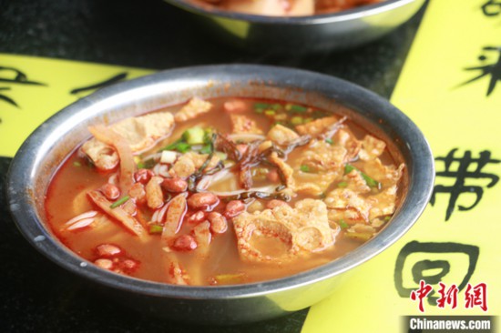 柳州の名物軽食のタニシ麺。（撮影?林馨）