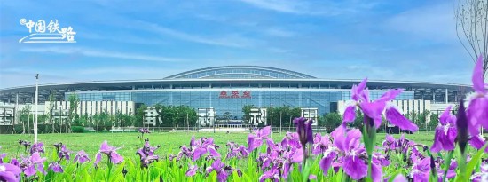  美しい空と大地が広がる雄安駅。（撮影?張夏菁）