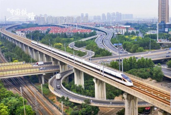  京津都市間鉄道を走る高速鉄道「復(fù)興號(hào)」。（撮影?楊寶森）