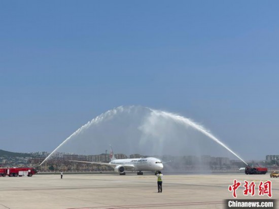 大連空港でウォーター?サルートで迎えられた日本航空の旅客機（撮影?楊毅）。