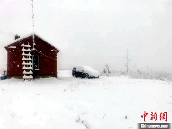 9月27日、今シーズンの初雪が降った「中國一寒い村」と呼ばれる黒竜江省大興安嶺地區(qū)呼中區(qū)（撮影?馮宏偉）。